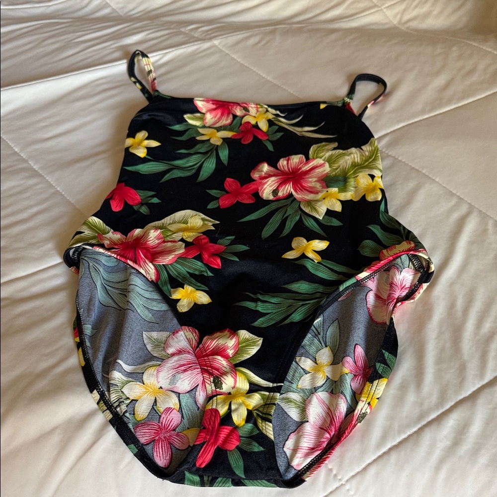 Women’s swim suit